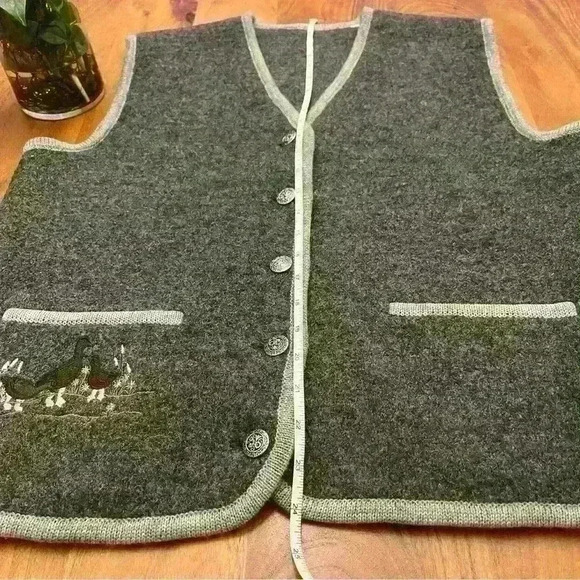 Vintage oversized grandma gray buttons down v- neck wool  vest. - Picture 11 of 11